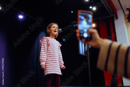 Cuadro en lienzo Mother Filming her Daughter Singing and Performing on a Stage