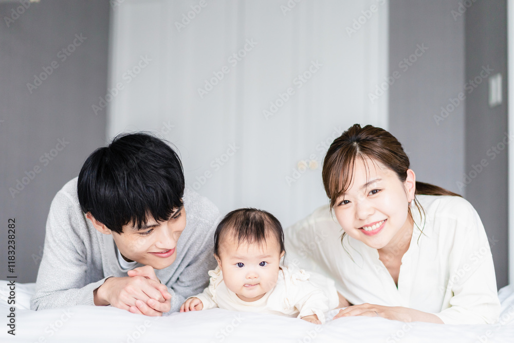 赤ちゃんと一緒に寝転ぶファミリー 赤ちゃんと一緒に寝転ぶファミリー