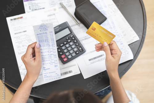 Foto Business financial concept, stressed asian young business woman holding credit c