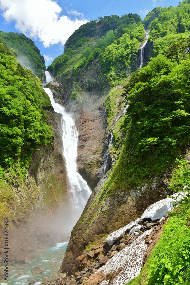 立山 称名滝 初夏の風景 立山 称名滝 初夏の風景