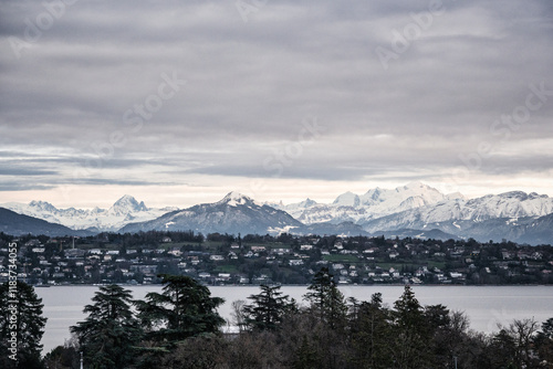 Wallpaper Mural vue sur le Mont-Blanc et les alpes en hiver depuis Chambésy Torontodigital.ca