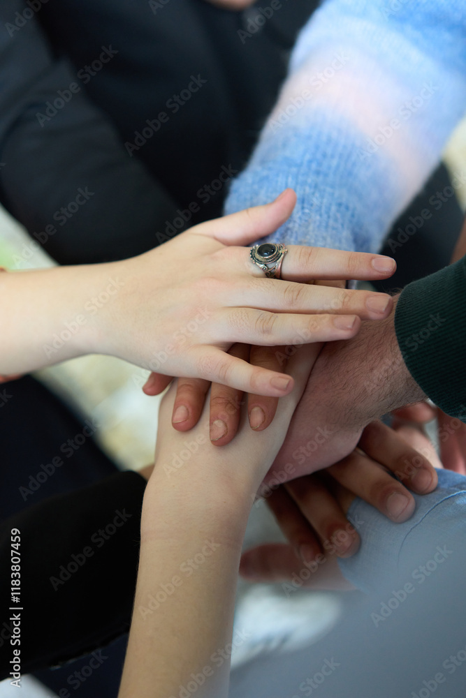 Obraz premium A top view of business people joining hands in a circle, symbolizing unity, collaboration, and shared success in the workplace