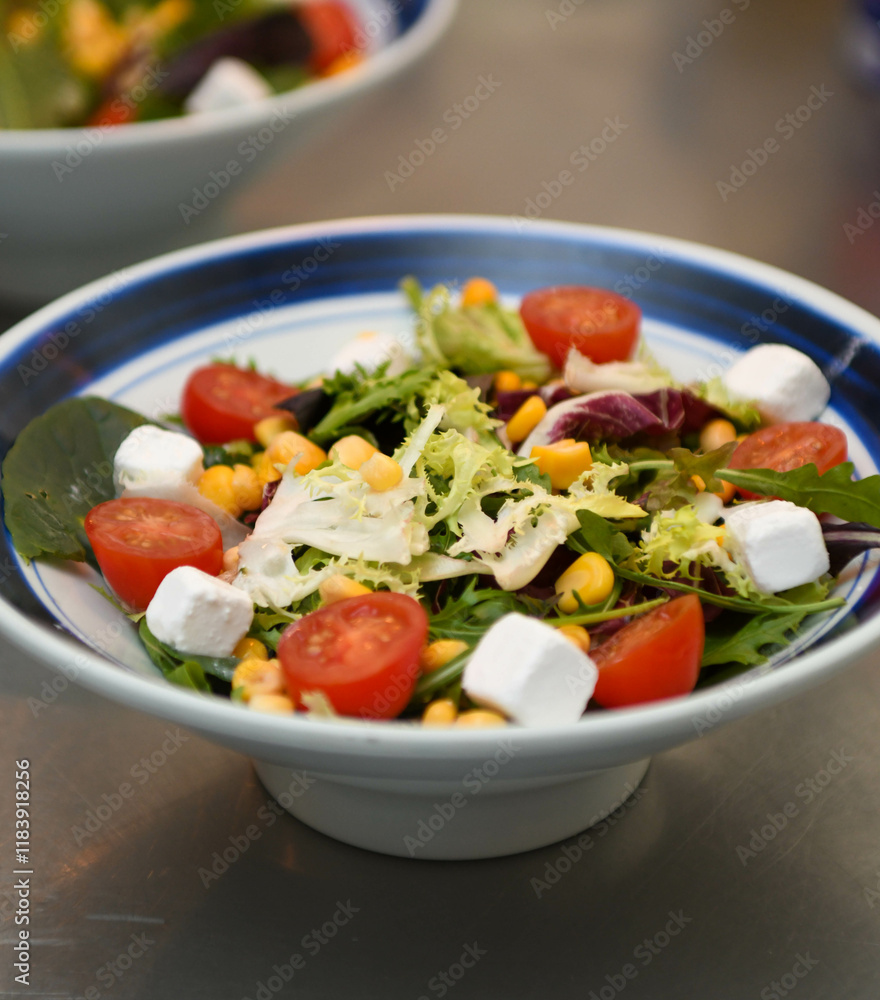 Ensalada fresca con queso griego y tomates cherry Ensalada fresca con queso griego y tomates cherry