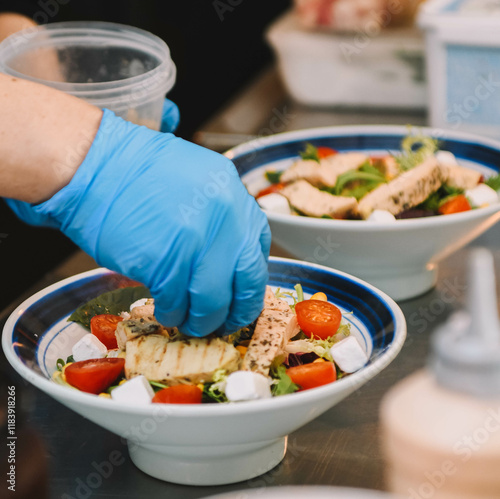 Ensalada de pollo, tomates cherry, queso griego y rúcula