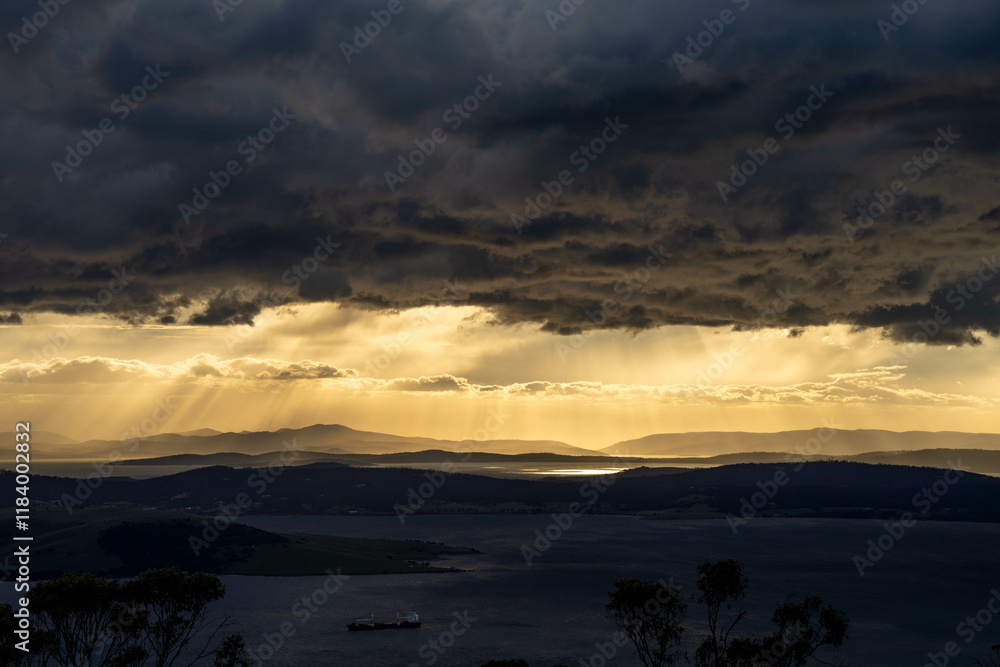 Obraz premium dawn golden sunrise over hobart over the ocean