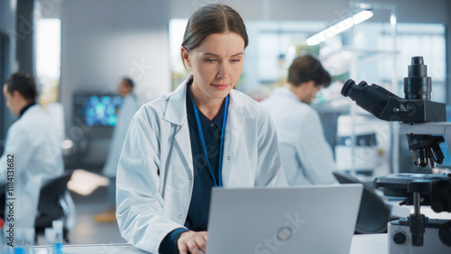 Obraz na plátně Caucasian Female Medical Research Scientist Work on a New Generation Medical Products in a Modern Laboratory