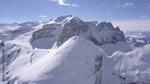 Wallpaper Mural Drone Skieur gravissant sommet Torontodigital.ca