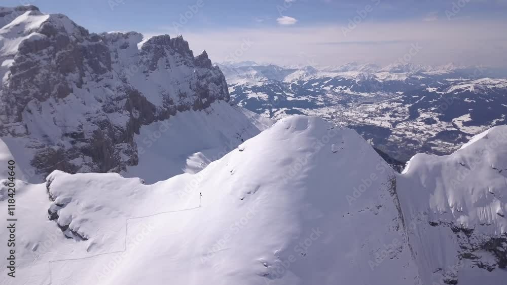 Drone Skieur gravissant sommet Drone Skieur gravissant sommet