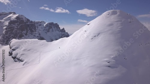 Drone Skieur gravissant sommet