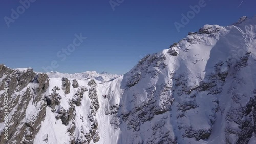Wallpaper Mural Skieur marchant dans la neige Torontodigital.ca