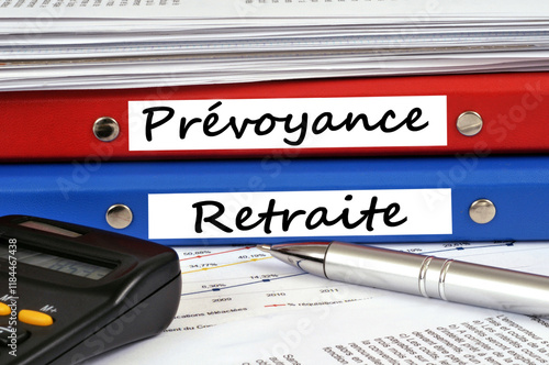 Obraz na płótnie Dossier prévoyance et dossier retraite posés sur un bureau avec une calculatrice et un stylo