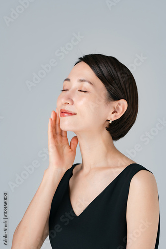 スキンケアをする女性