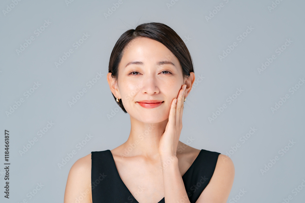 スキンケアをする女性