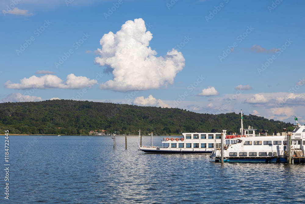 Vista panoramica da Arona sul Lago Maggiore in Piemonte