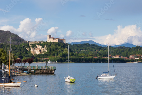 Veduta da Arona sul Lago Maggiore in Piemonte e sullo sfondo il Castello di Angera sul lato Lombardo