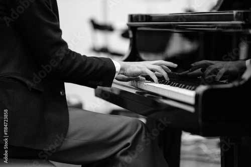 Canvastavla Hands playing piano