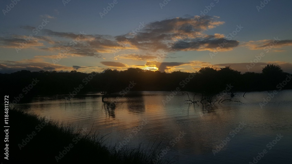 Obraz premium sunset over the lake