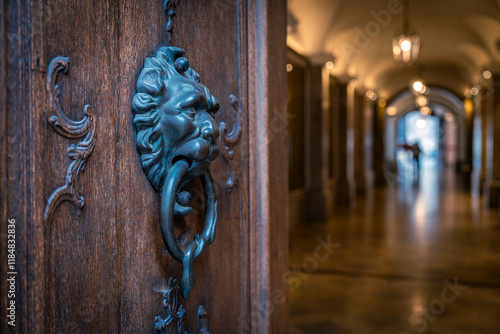 Tür mit einem Türklopfer vor einer Passage