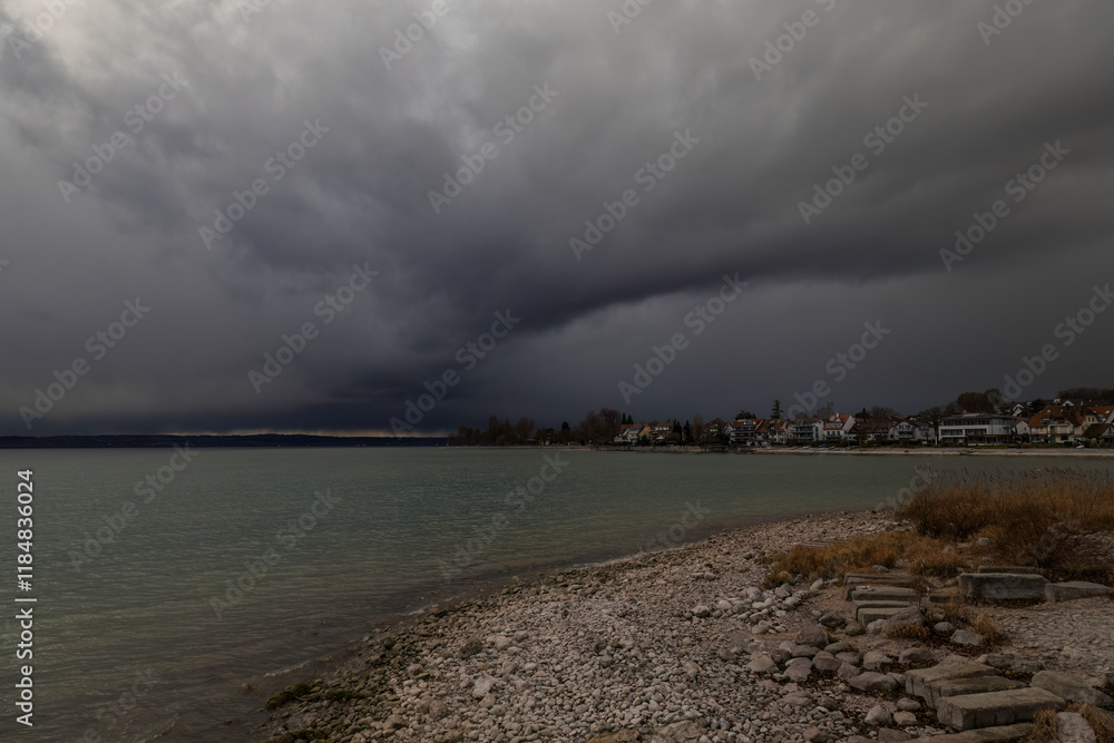 Fototapeta premium Aufnahme von einer Wetterstimmung am Bodensee.