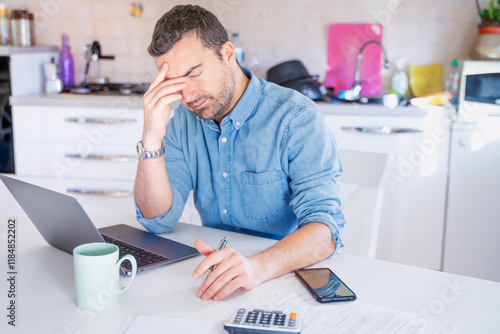Fotografía Worried broke man about money problem and home finances