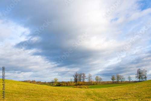 Fototapeta Naklejka Na Ścianę i Meble -  Jesienne, malownicze chmury nad polami 2024