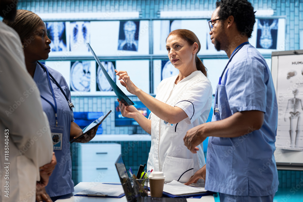 Obraz premium Doctors and nurses analyze human anatomy scans results in a treatment center, putting the right diagnosis. Diverse team of healthcare experts working together on disease prevention, x ray tests.