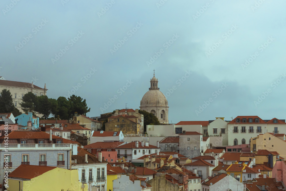 Obraz premium Panoramic view of Lisbon (Portugal), with the sea in the background