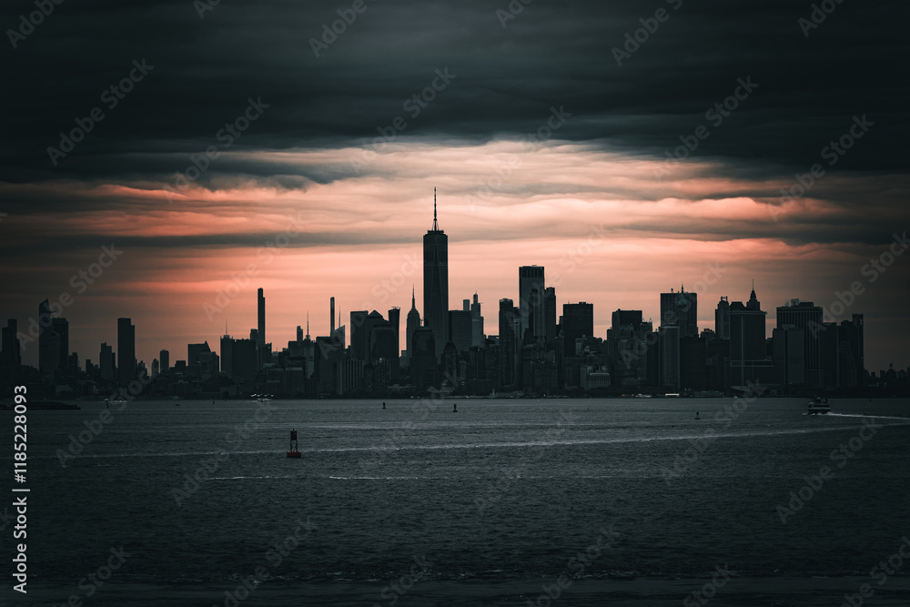 Fototapeta premium Ciudad de New York, atardecer, oscuridad 