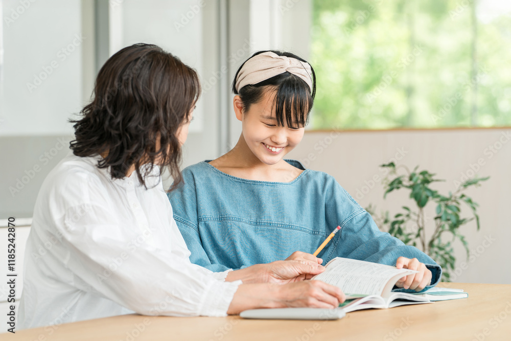 母親・教師・家庭教師・塾講師に勉強を教えてもらう中学生の女の子
