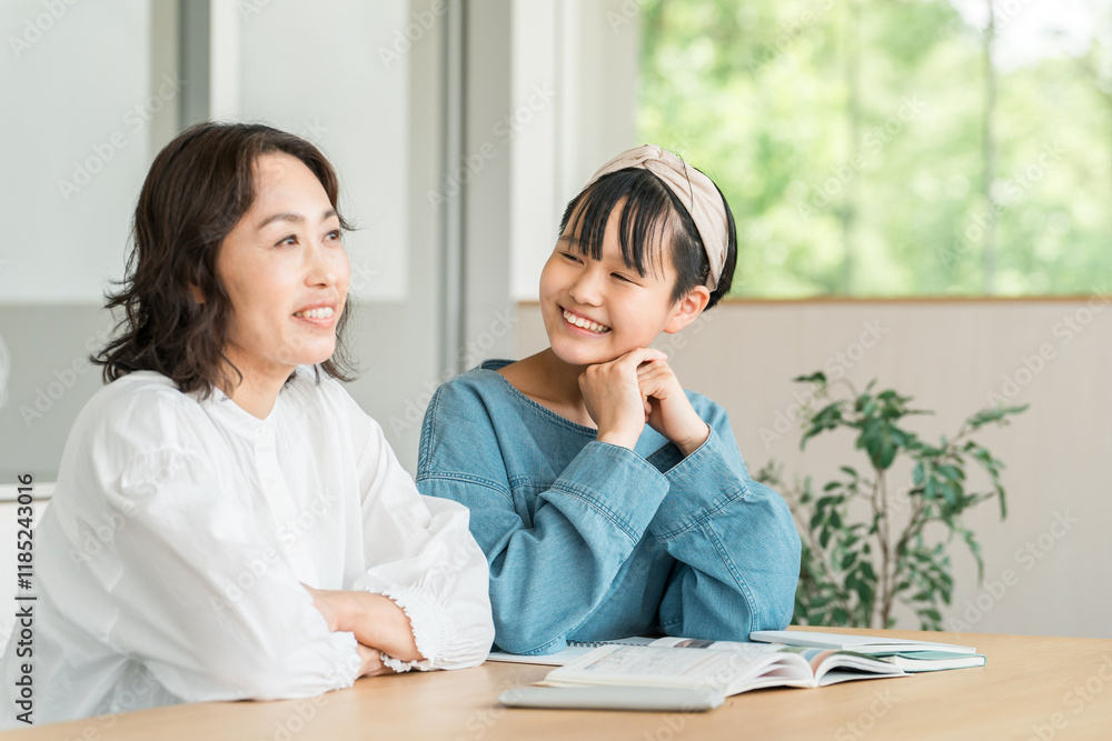 リビング・ダイニングで談笑する親子（ファミリー・母親・娘・団らん）
