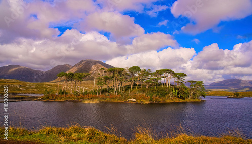 Bild auf Leinwand Derryclare Lough at Connemara National Park in Ireland - A stunningly beautiful