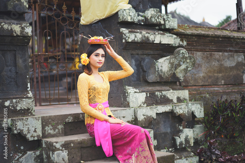 Obraz na płótnie Indonesian woman in bali costume Indonesian national dress, Bali Indonesia w salonie