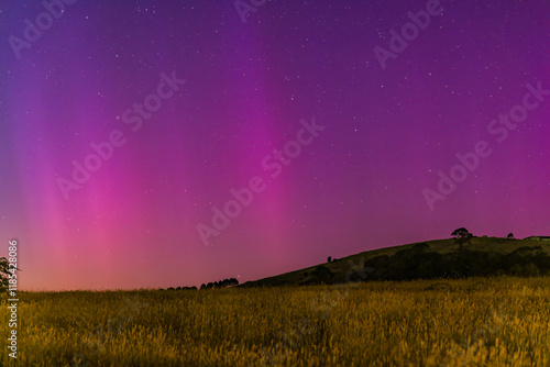 Foto Aurora Australis display lights up the predawn sky in pinks