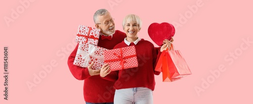 Happy mature couple with gi...
