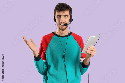 Male technical support agen...