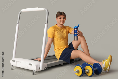 Sporty young man with bottl...