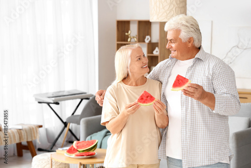 Mature couple with slices o...