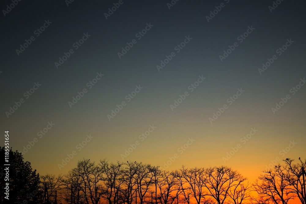 Fototapeta premium 夕焼け残る夕暮れの空