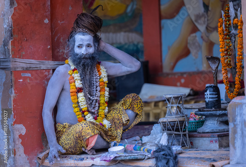 Photos Portrait of an holy naga sadhu baba sitting on ghats near river ganga with ash on his face during the kumbh fair at prayagraj