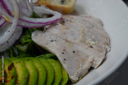 Salad made with fresh vegetables such as chicken breasts, onions, avocados, etc