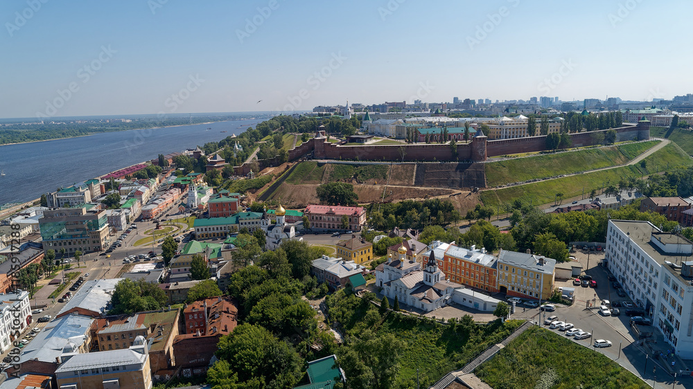 Naklejka premium City view with a river in the background