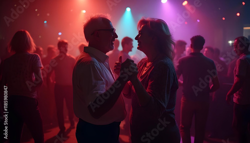 Pareja de personas mayores bailando en una discoteca