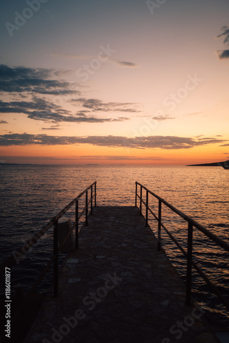 Steg ins Meer während Sonnenuntergang