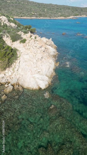 Wunderbare Felsenküste in der Nähe von Porto Ottiolu, Sardinien, Italien, Aerial, Kammerfahrt, Hochformat, 4K