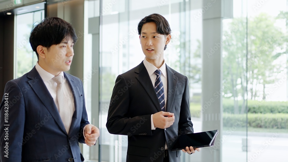 歩きながら指示をするビジネスマン 歩きながら指示をするビジネスマン