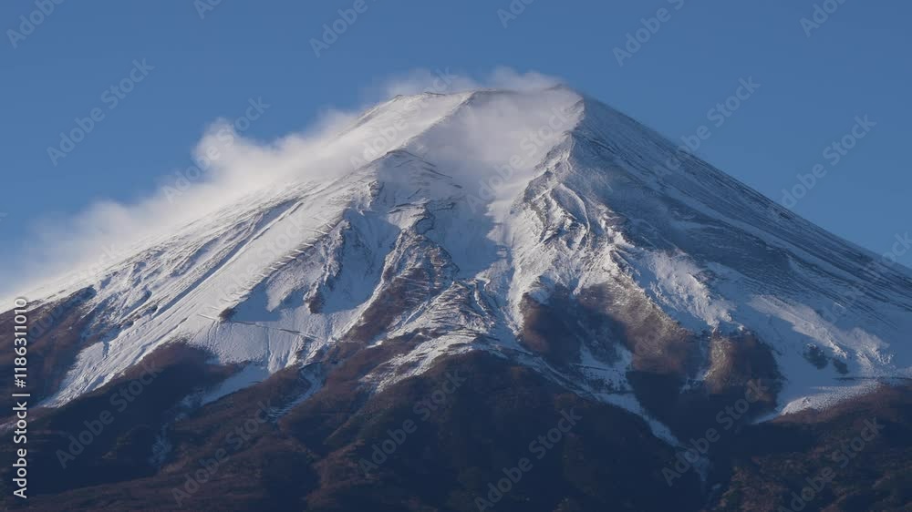 雪煙が舞う冬の富士山 雪煙が舞う冬の富士山