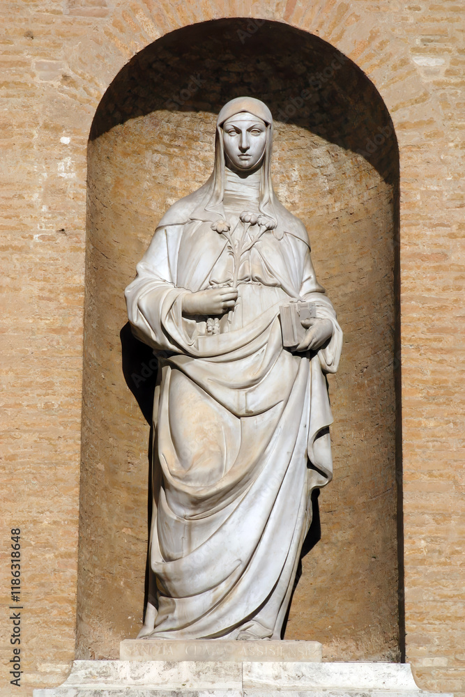 Φωτογραφία A statue of Saint Clare at the Papal Basilica Papal Basilica di Santa Maria degl