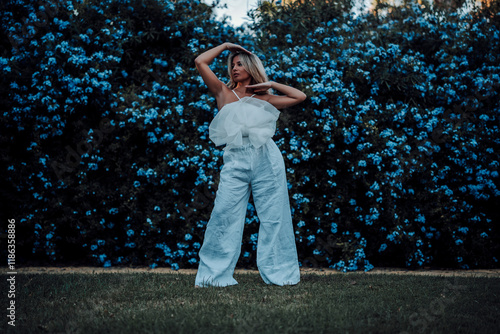 Obraz na płótnie Chica rubia joven posando en jardin con traje blanco w salonie