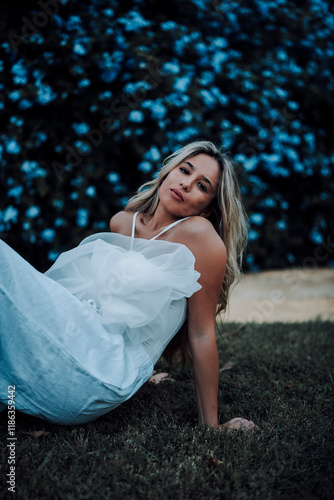 Obraz na płótnie Chica rubia joven posando en jardin con traje blanco w salonie