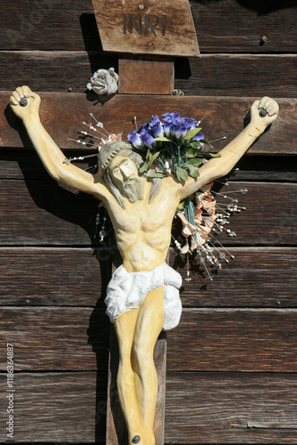 Obraz na płótnie A crucifix on the outer wall of the wooden chapel of Saint Martin in Stari Brod, Croatia w salonie